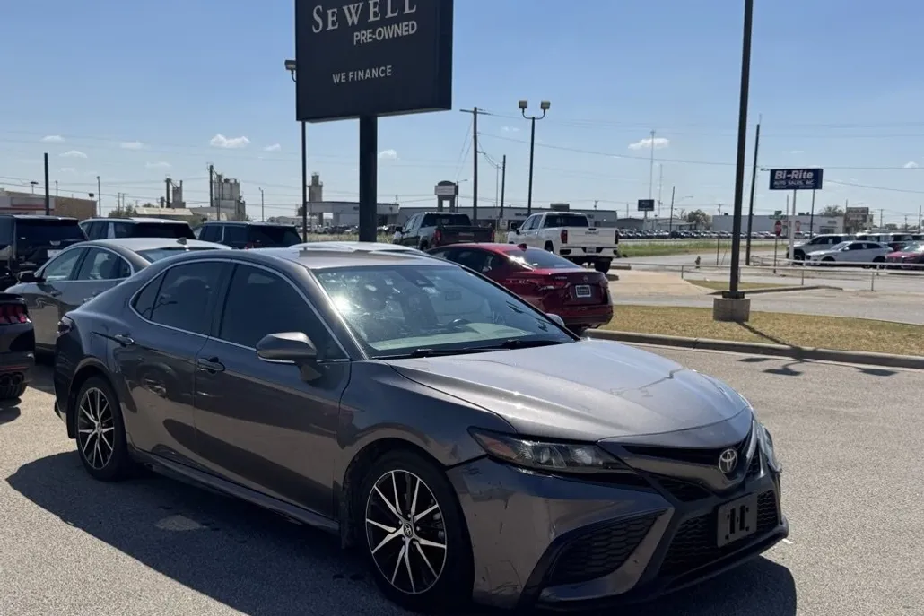 2022 Toyota Camry SE photo 1