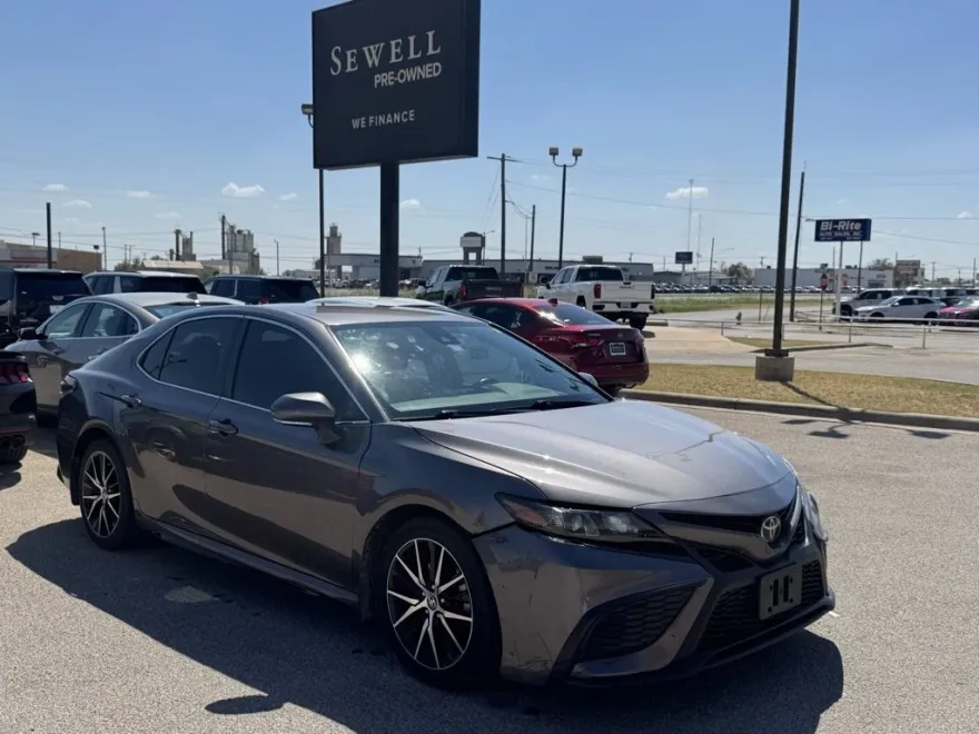 2022 Toyota Camry SE photo 1