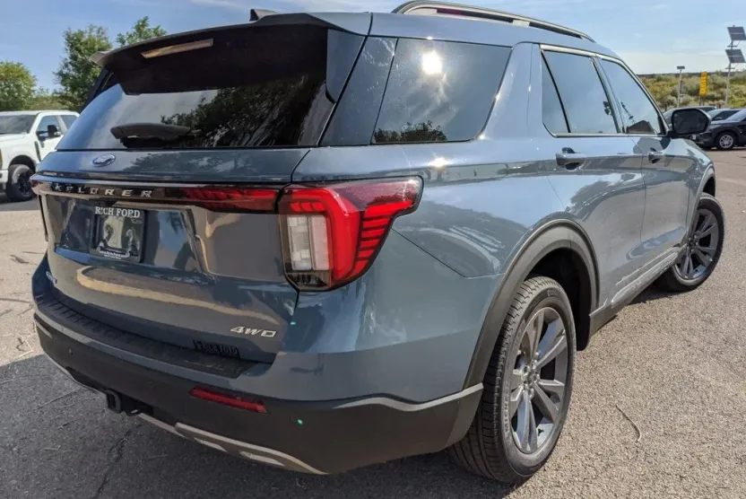 2025 Ford Explorer photo 1
