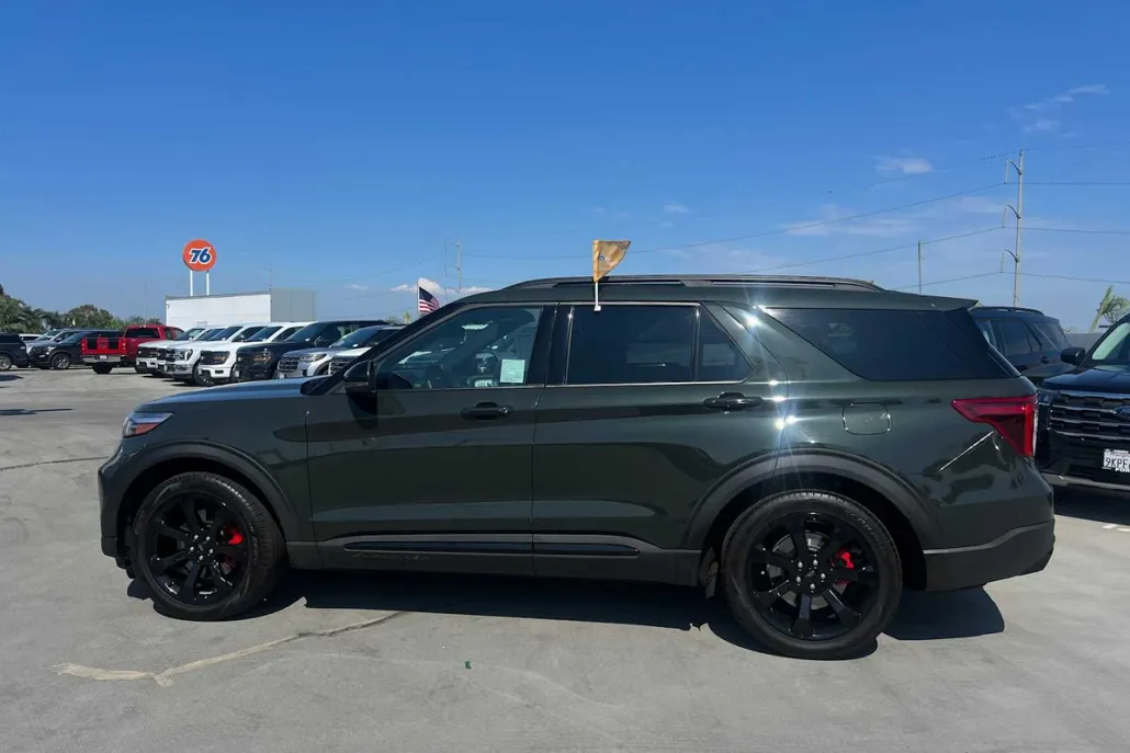 2022 Ford Explorer ST photo 1