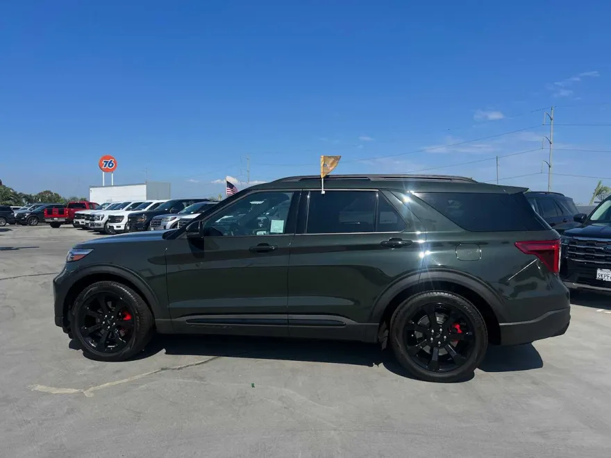 2022 Ford Explorer ST photo 1