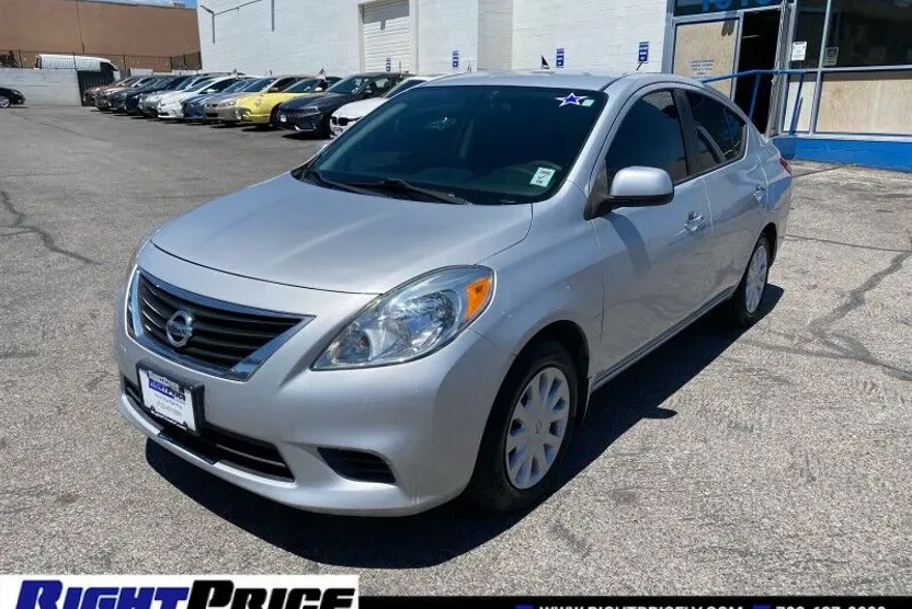 2013 Nissan Versa SV photo 1
