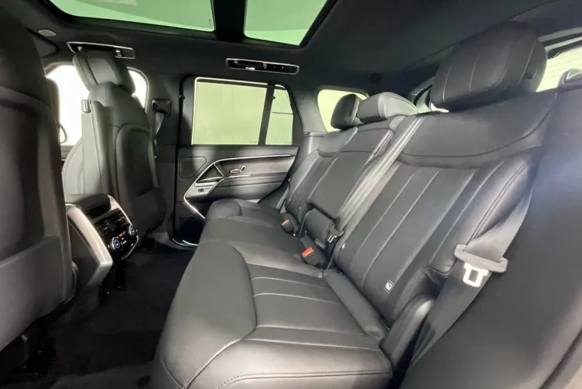 2025 Land Rover Range Rover SE photo 1
