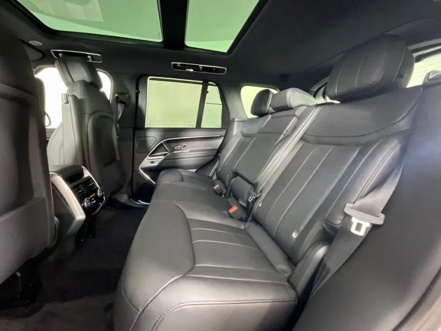 2025 Land Rover Range Rover SE photo 1