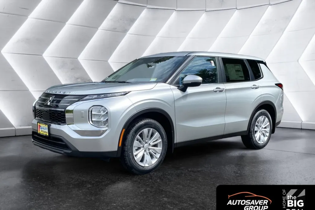 2025 Mitsubishi Outlander ES photo 1
