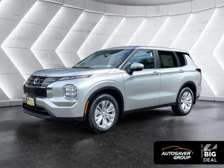 2025 Mitsubishi Outlander ES photo 1