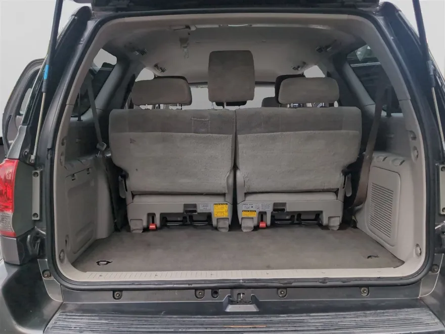 2006 Toyota Sequoia SR5 photo 1