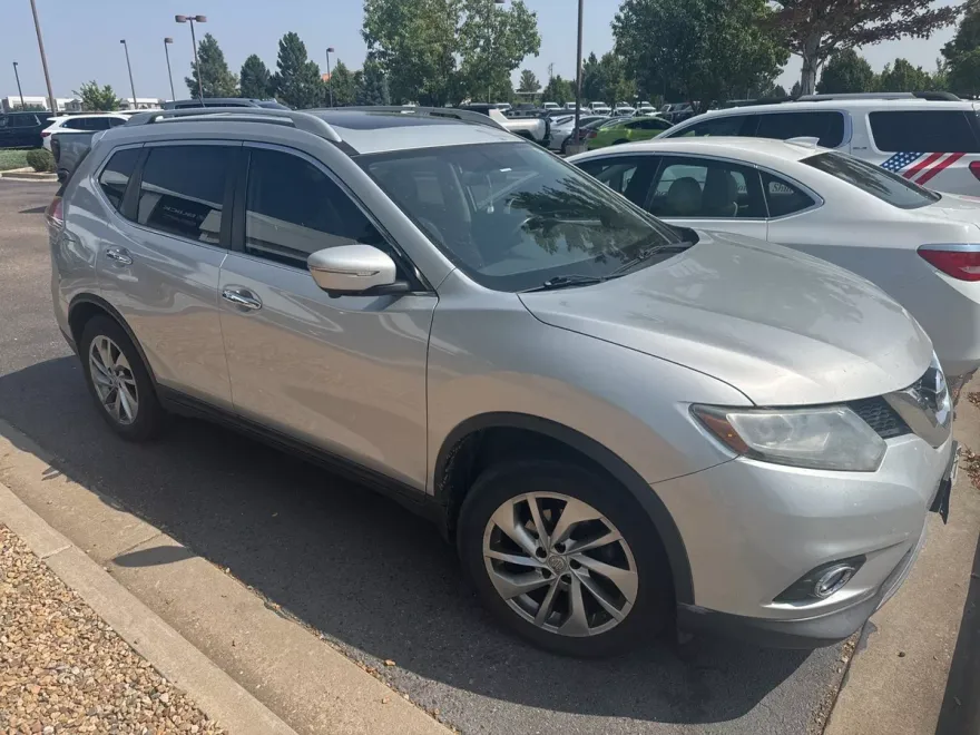 2015 Nissan Rogue SL photo 1