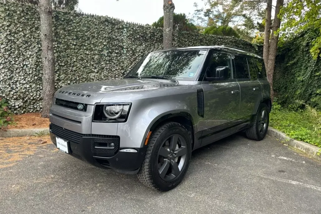 2024 Land Rover Defender 110 X-Dynamic SE photo 1