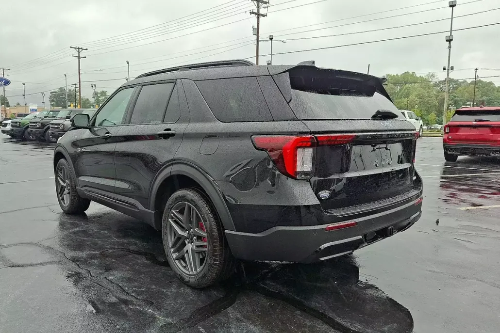 2025 Ford Explorer ST-Line photo 1