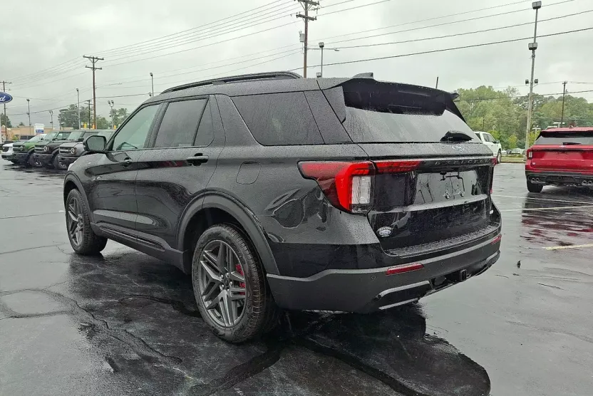 2025 Ford Explorer ST-Line photo 1