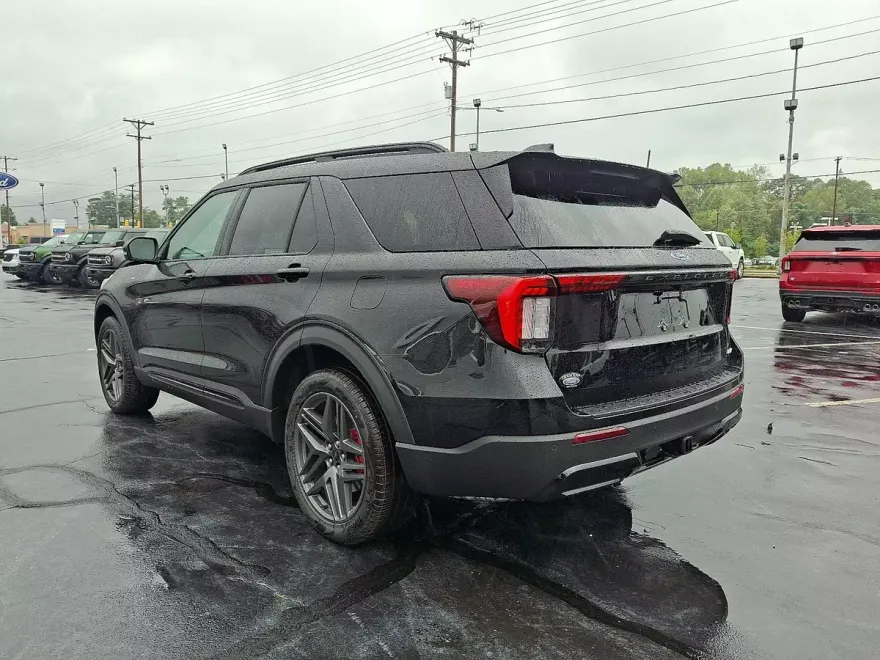 2025 Ford Explorer ST-Line photo 1