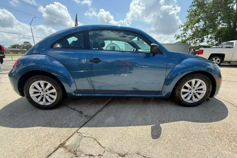 2016 Volkswagen Beetle 1.8T S photo 1