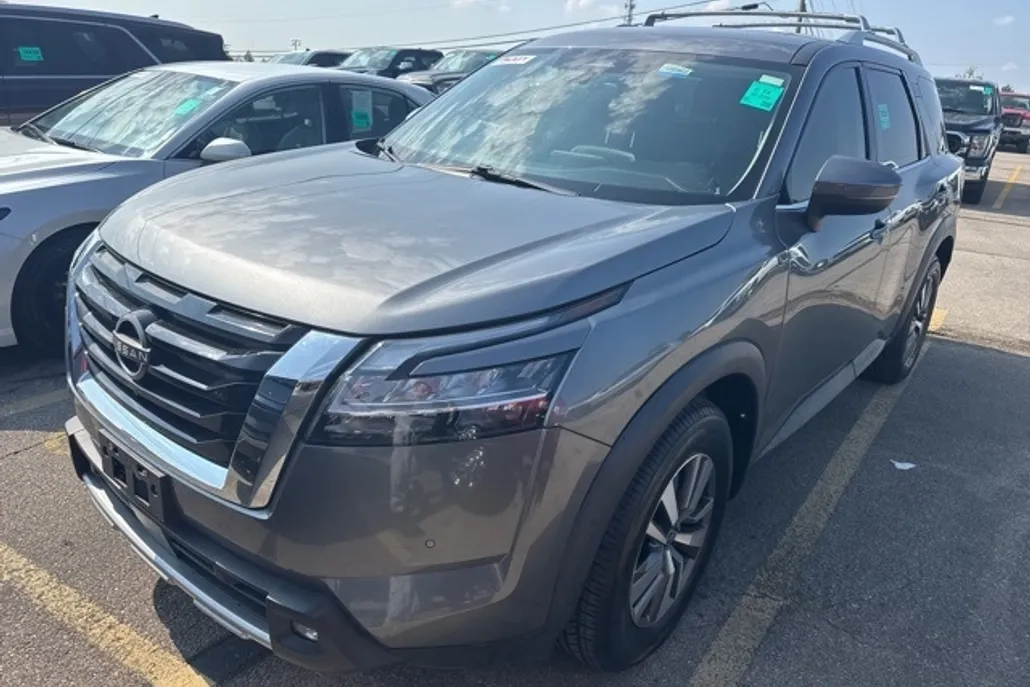 2022 Nissan Pathfinder SL photo 1
