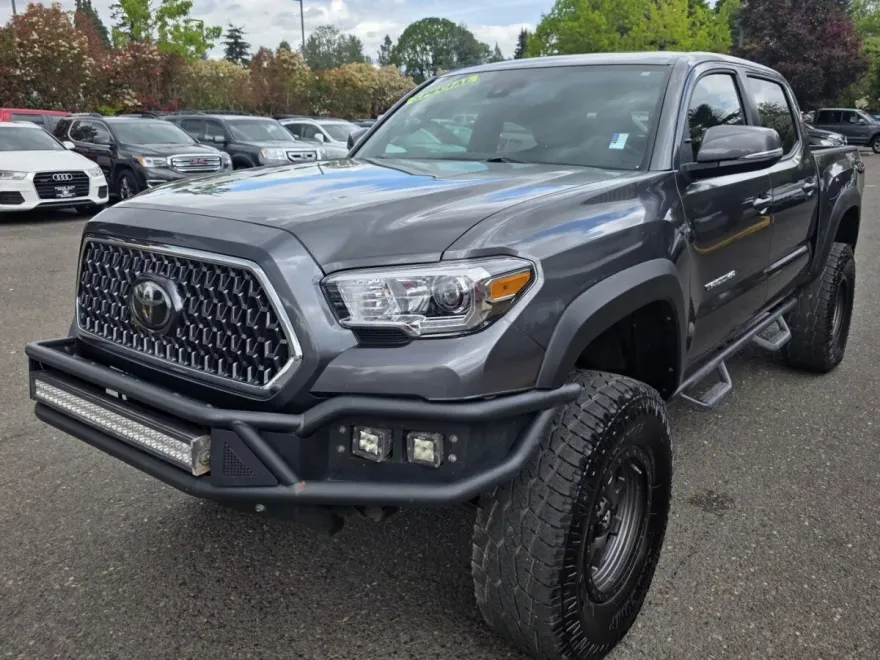 2018 Toyota Tacoma Double Cab TRD Off-Road photo 2