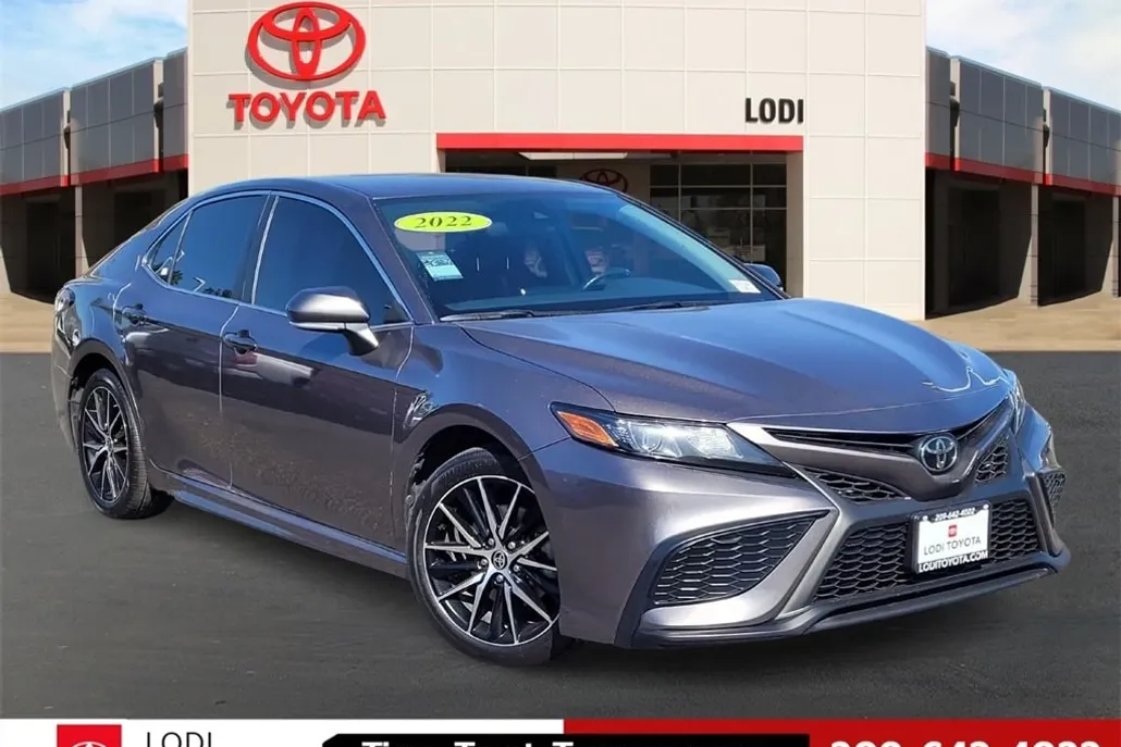 2022 Toyota Camry SE photo 1