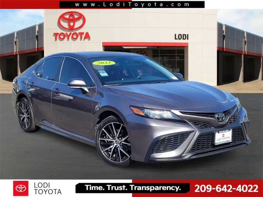 2022 Toyota Camry SE photo 1