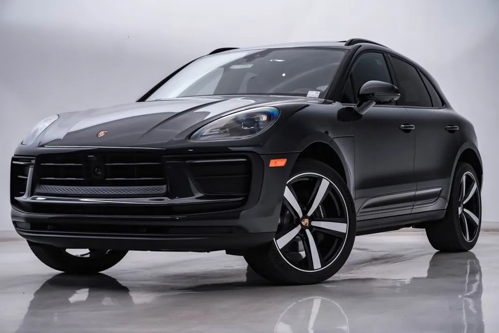 2026 Porsche Macan T photo 1