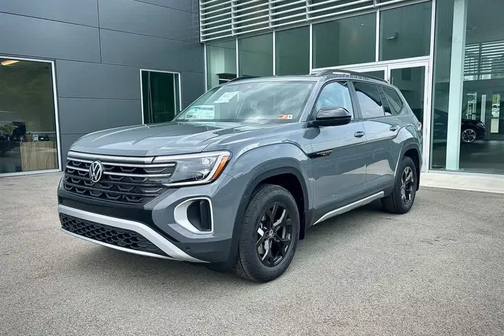 2025 Volkswagen Atlas Peak Edition SE photo 1