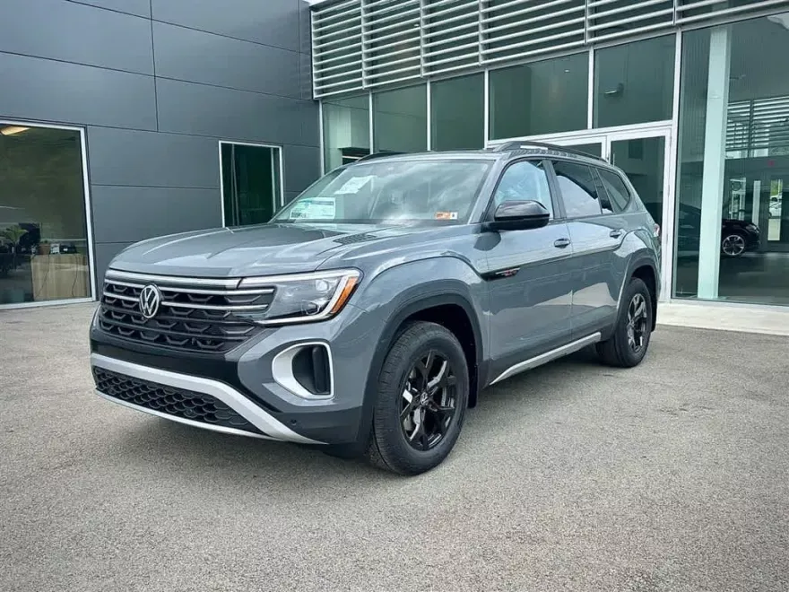 2025 Volkswagen Atlas Peak Edition SE photo 1