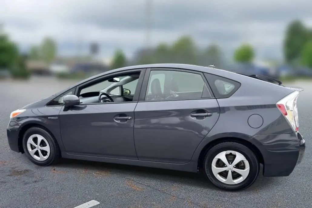 2013 Toyota Prius One photo 1