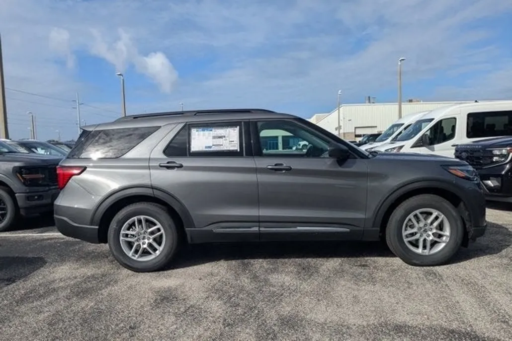 2025 Ford Explorer photo 1