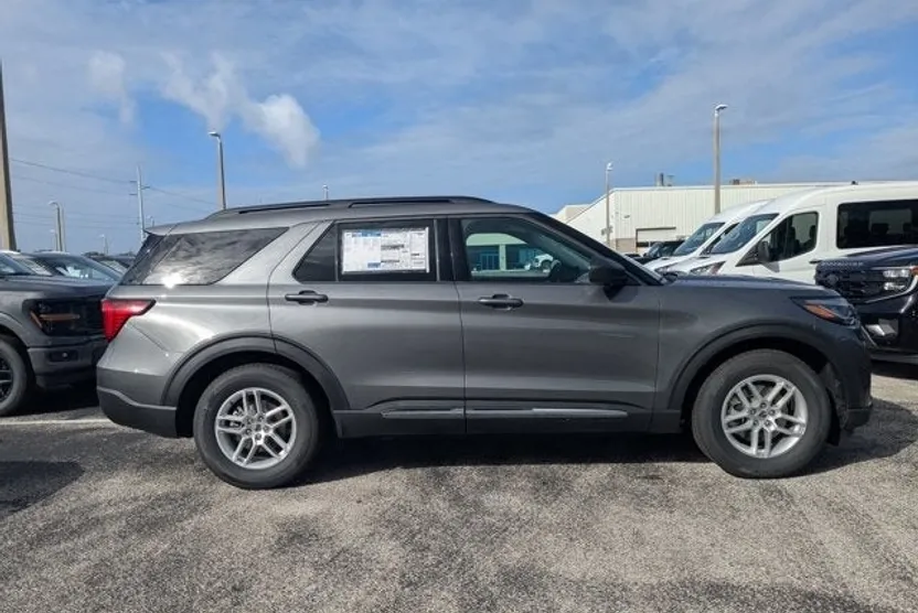 2025 Ford Explorer photo 1