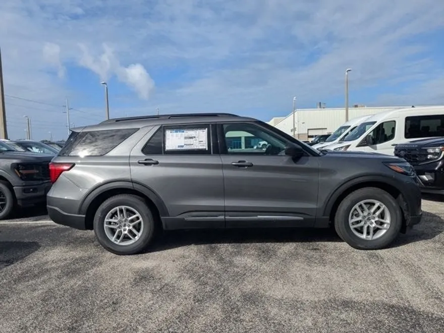 2025 Ford Explorer photo 1