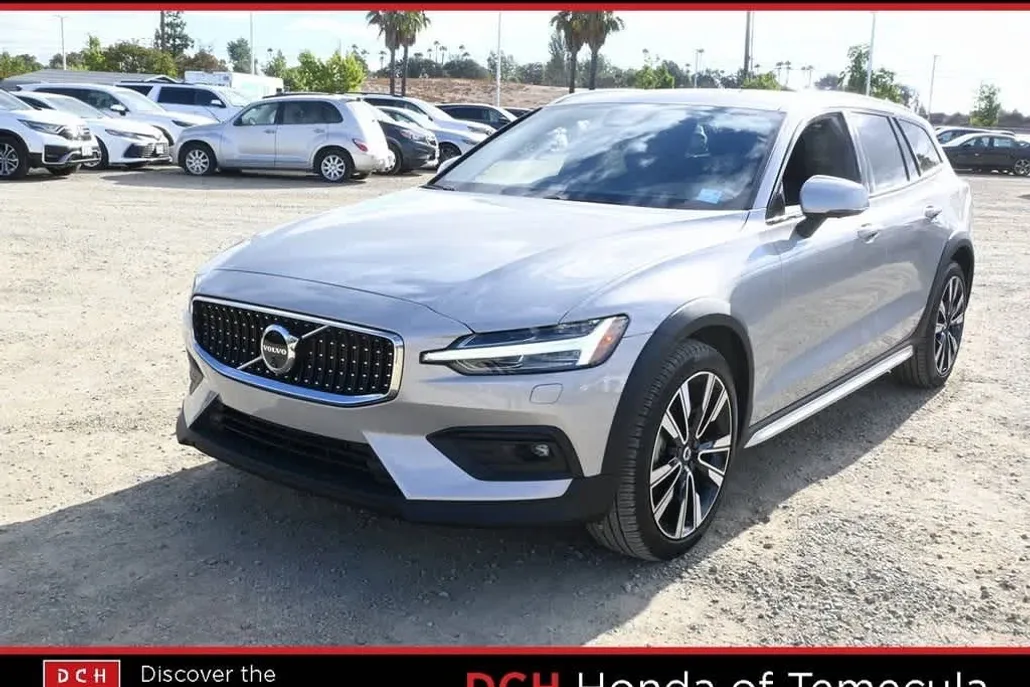 2024 Volvo V60 Cross Country Ultimate photo 1