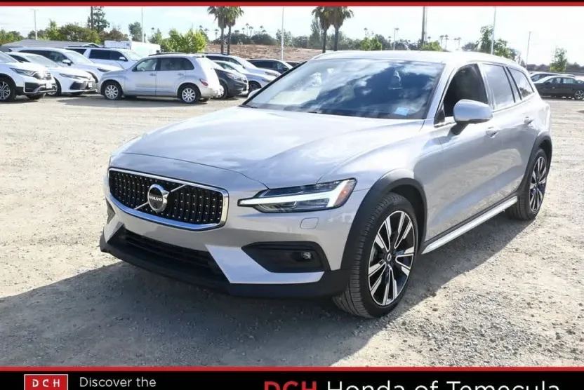 2024 Volvo V60 Cross Country Ultimate photo 1