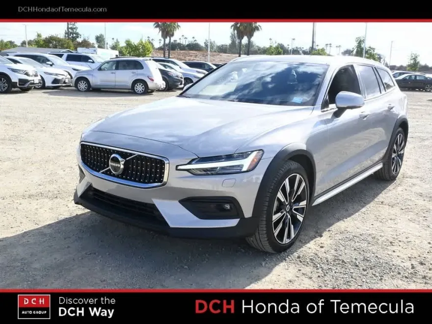 2024 Volvo V60 Cross Country Ultimate photo 1