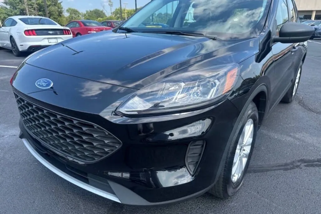 2022 Ford Escape S photo 1