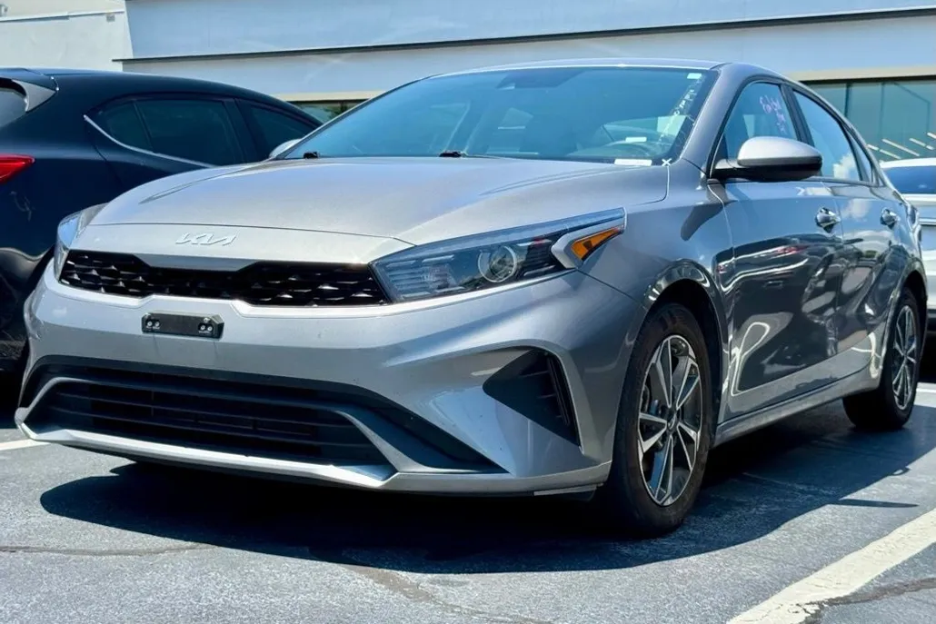 2023 Kia Forte LXS photo 1