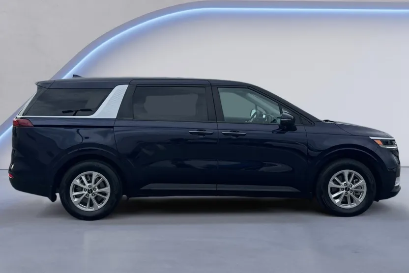 2023 Kia Carnival LX photo 1