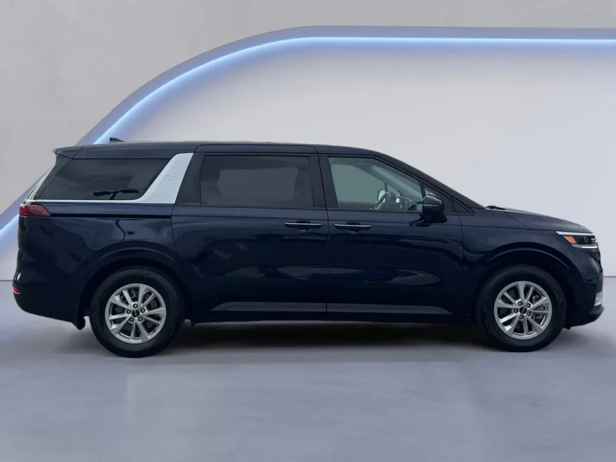 2023 Kia Carnival LX photo 1