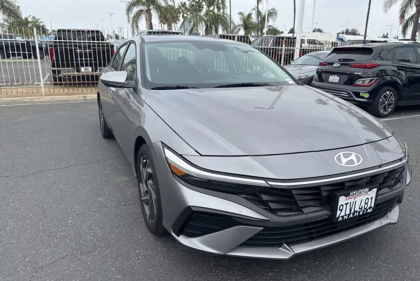 2025 Hyundai Elantra SEL Convenience photo 1
