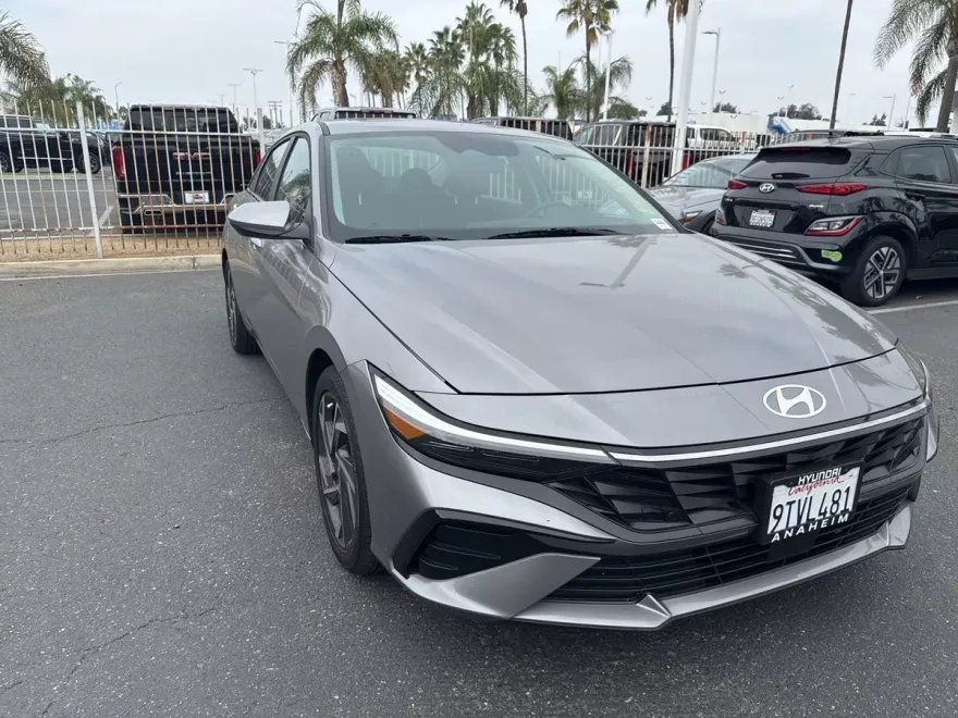 2025 Hyundai Elantra SEL Convenience photo 1