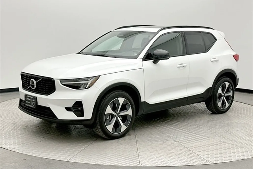 2023 Volvo XC40 AWD Plus photo 1