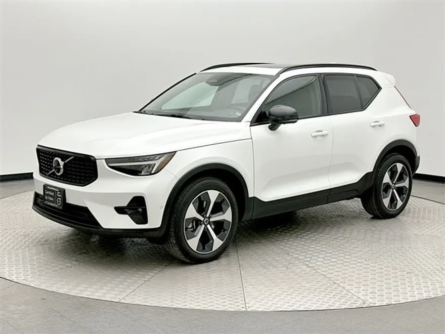 2023 Volvo XC40 AWD Plus photo 1