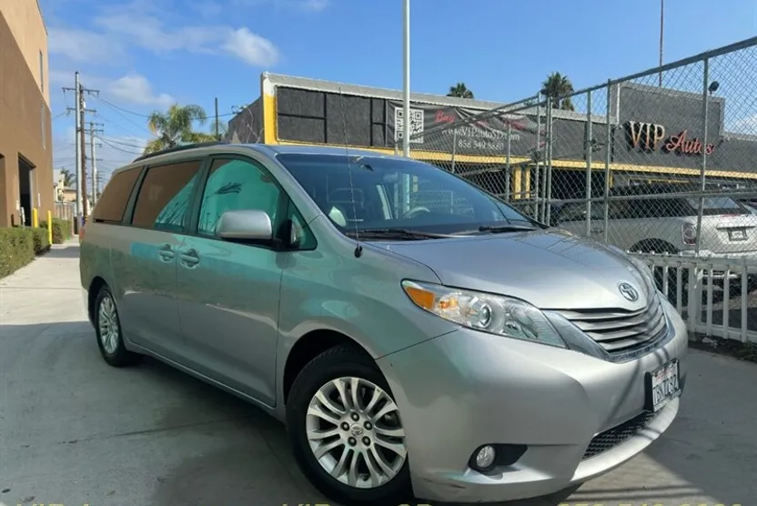 2012 Toyota Sienna LE photo 1