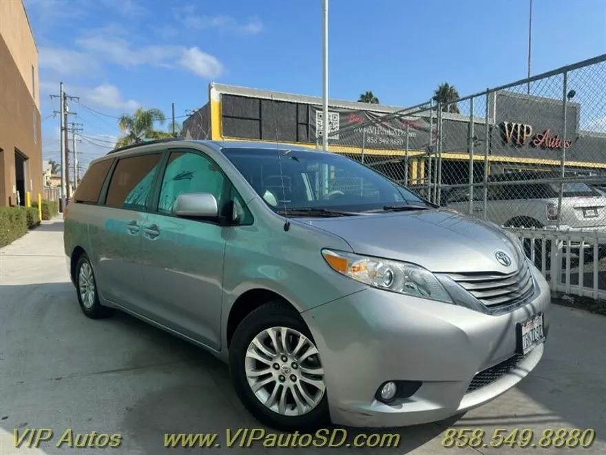 2012 Toyota Sienna LE photo 1