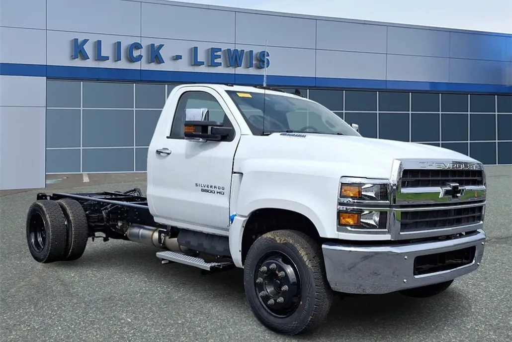 2024 Chevrolet Silverado 6500HD LT photo 1