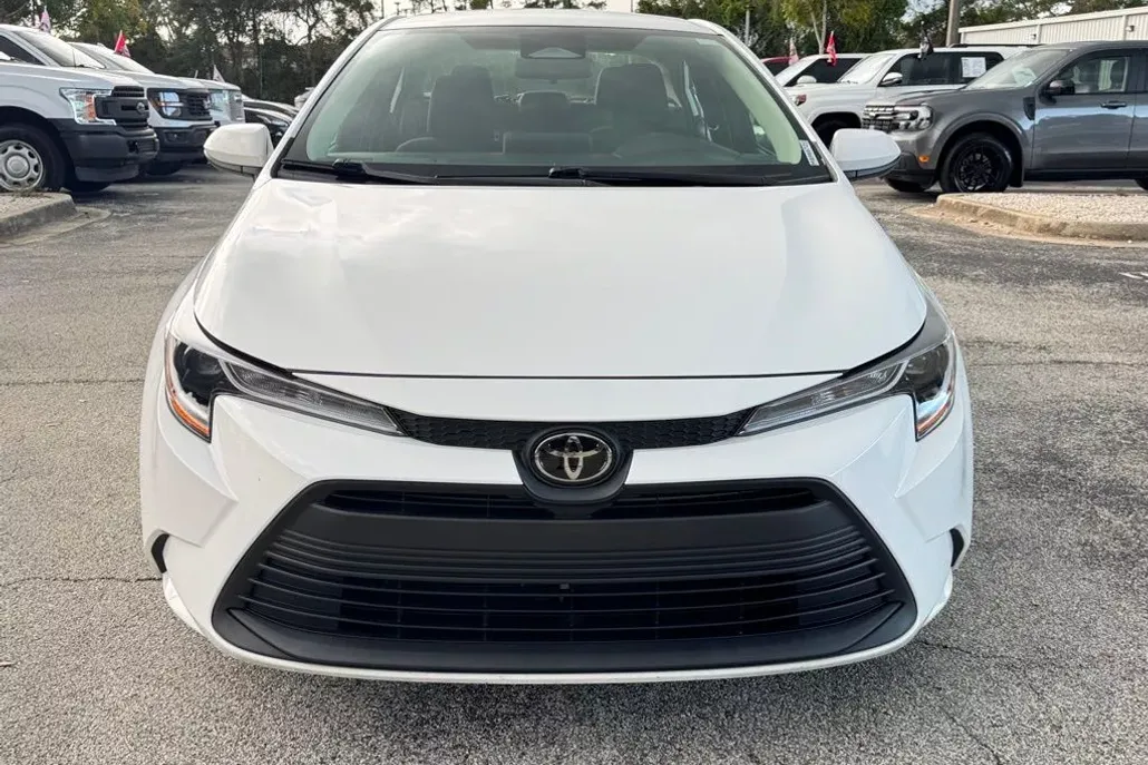 2024 Toyota Corolla LE photo 1