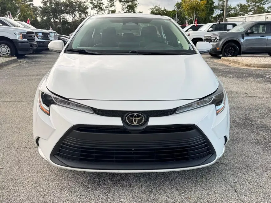 2024 Toyota Corolla LE photo 1