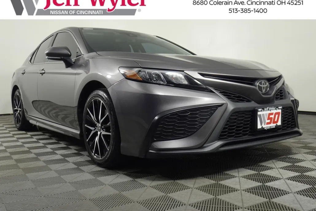 2022 Toyota Camry SE photo 1