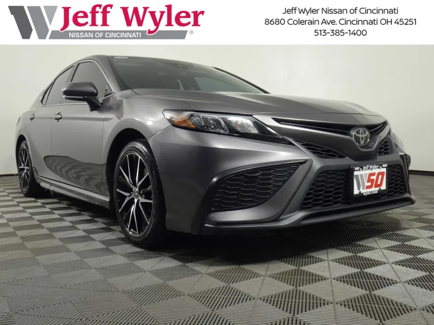 2022 Toyota Camry SE photo 1