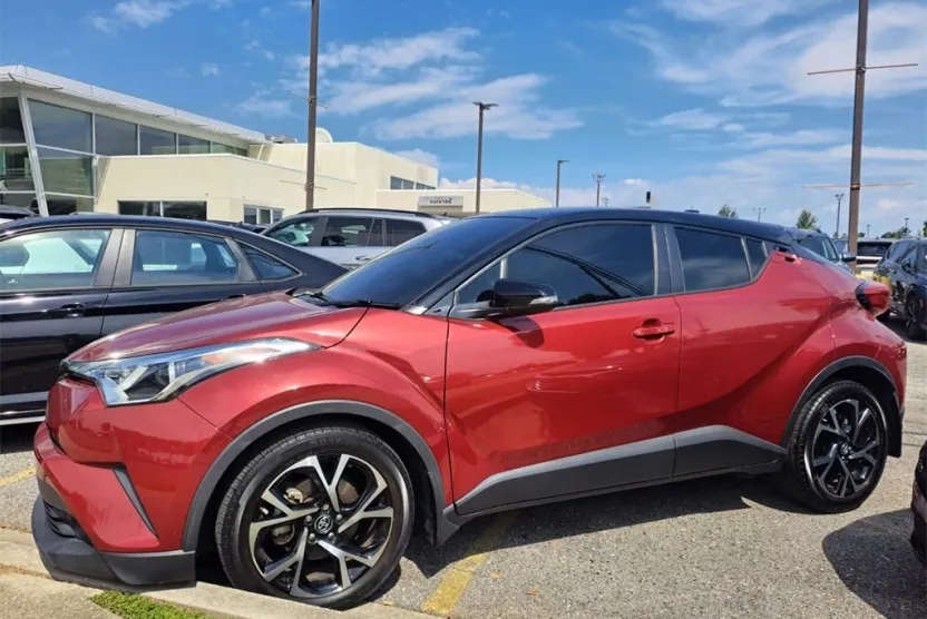 2019 Toyota C-HR XLE photo 1