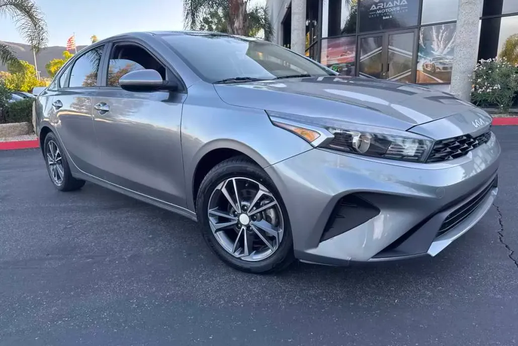 2023 Kia Forte LXS photo 1