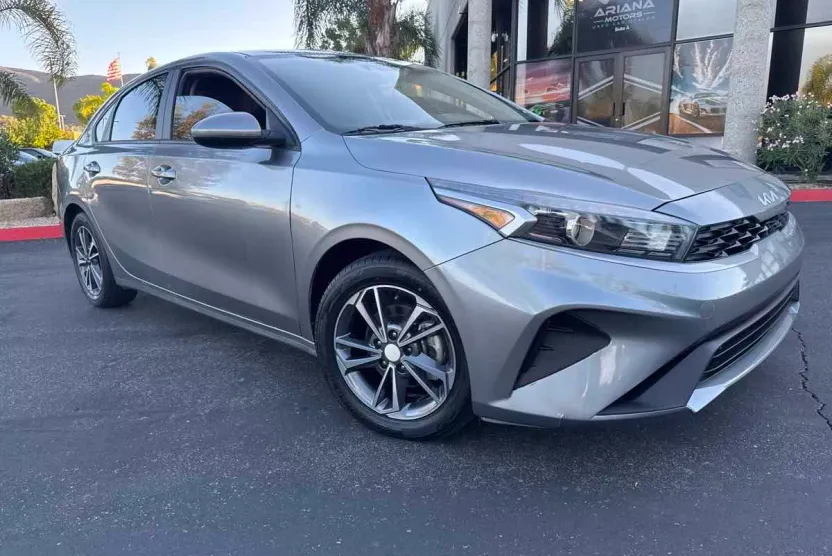 2023 Kia Forte LXS photo 1