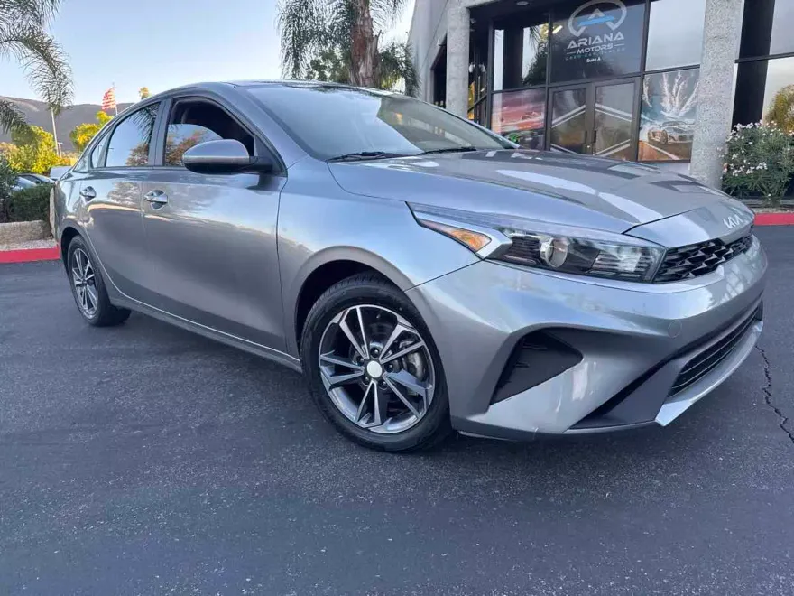 2023 Kia Forte LXS photo 1